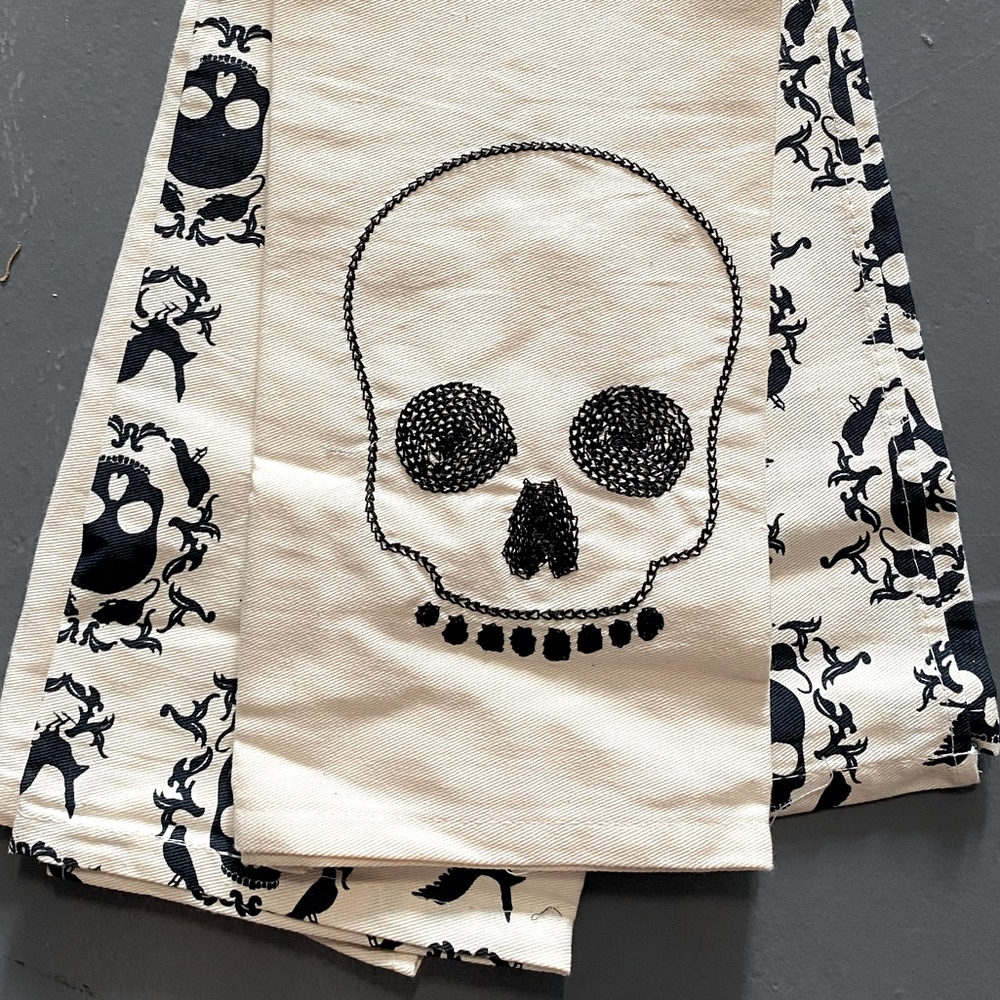 🆕💎RARE💎Halloween Skull Dish/Kitchen Towels, 2